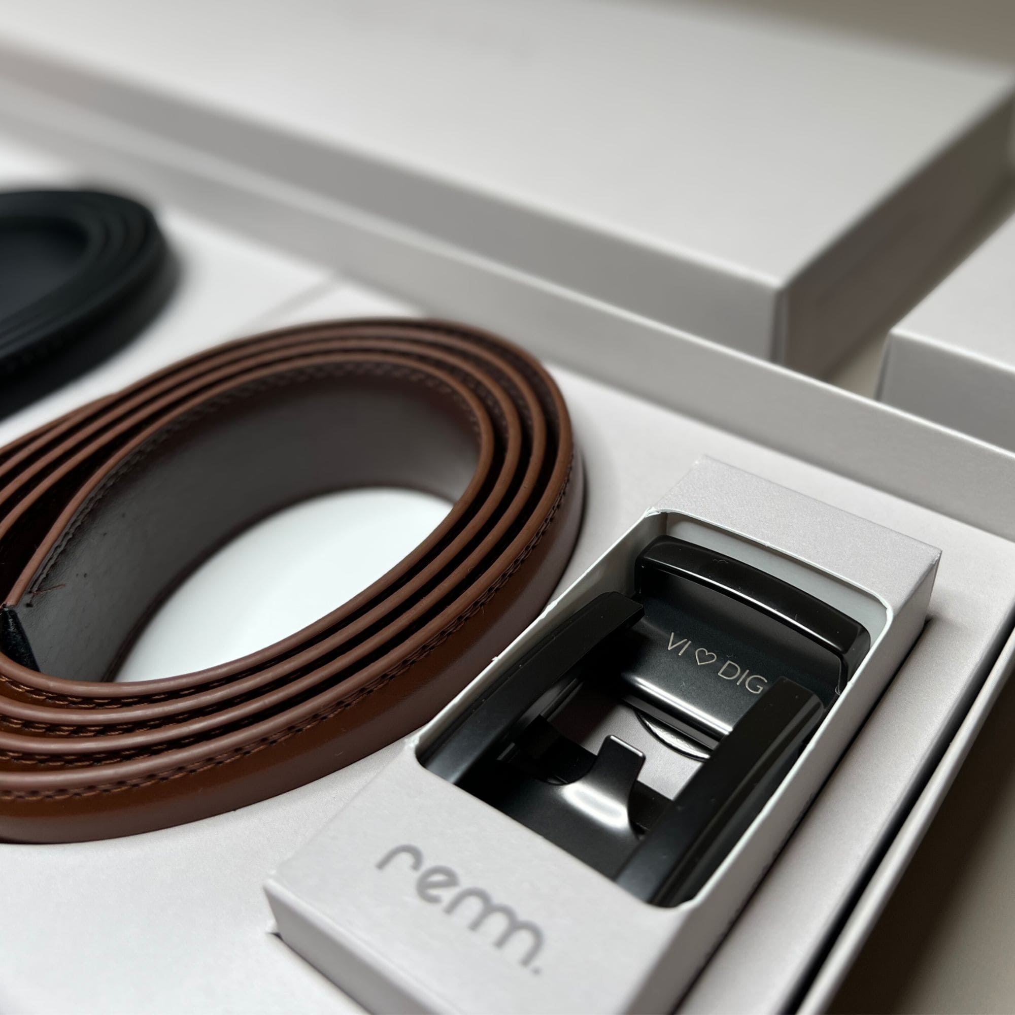 PRESENTSET #3 – 4 x Läderbälte med personlig gravyr