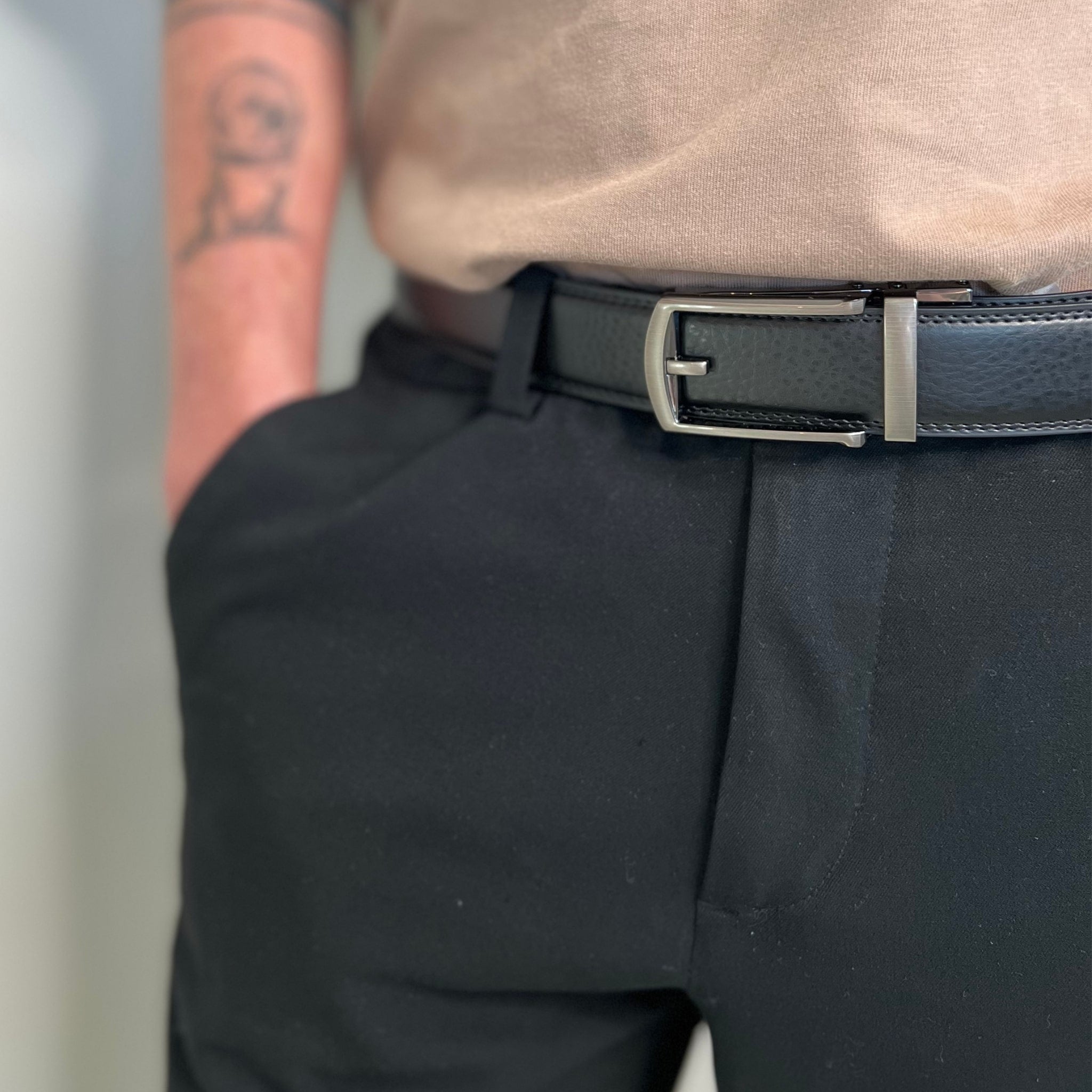 PRESENTSET #1 – 1 x Läderbälte med personlig gravyr