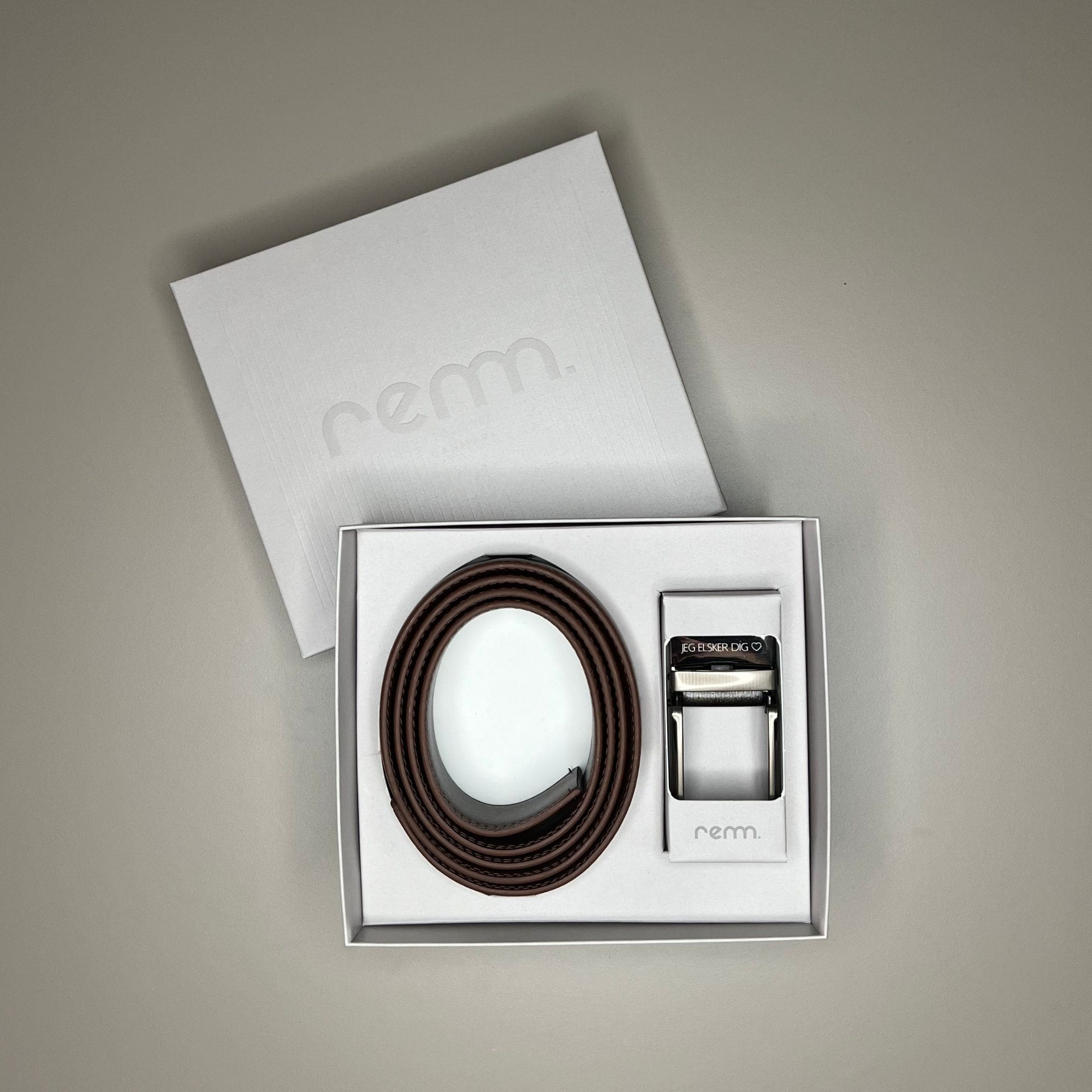 PRESENTSET #1 – 1 x Läderbälte med personlig gravyr