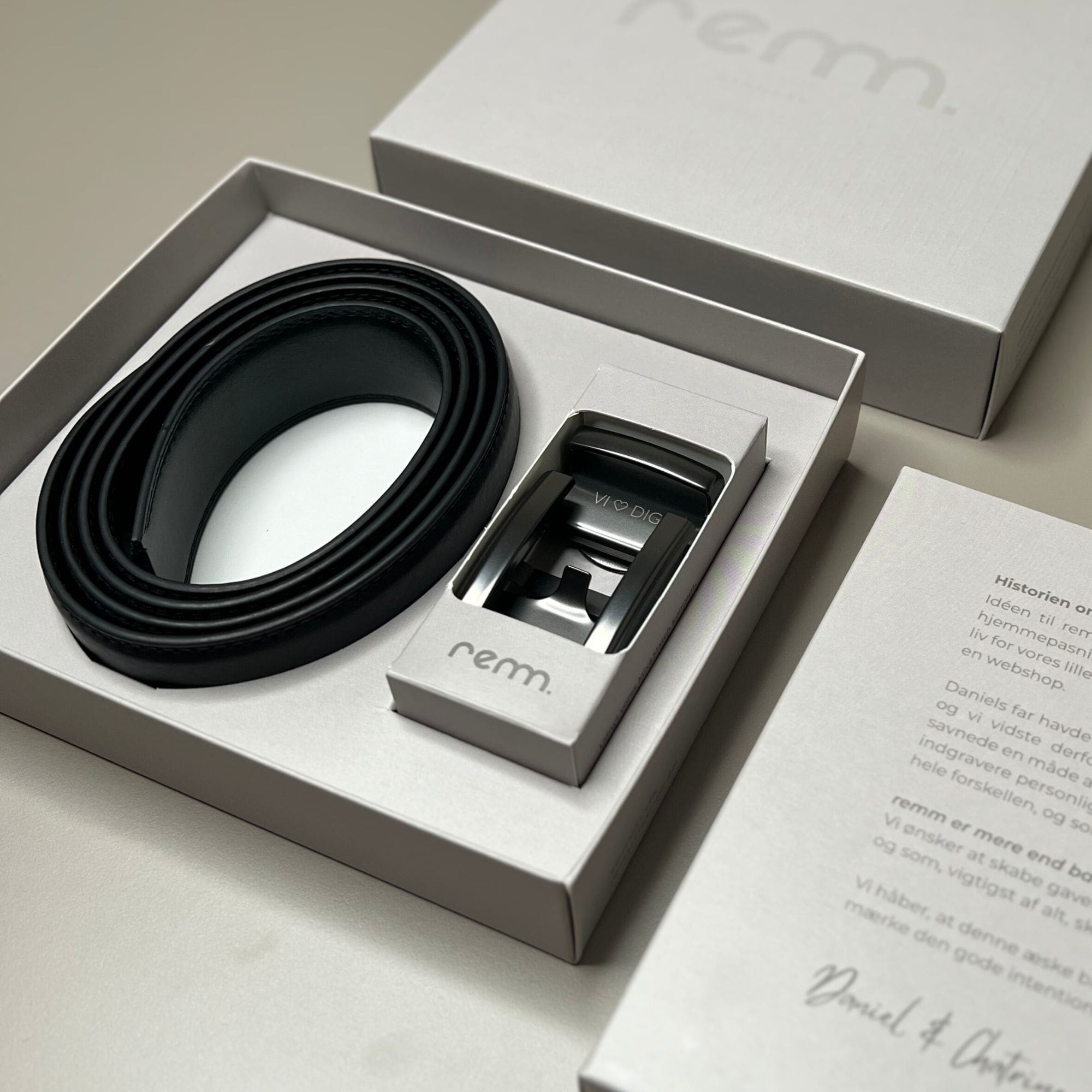 PRESENTSET #1 – 1 x Läderbälte med personlig gravyr