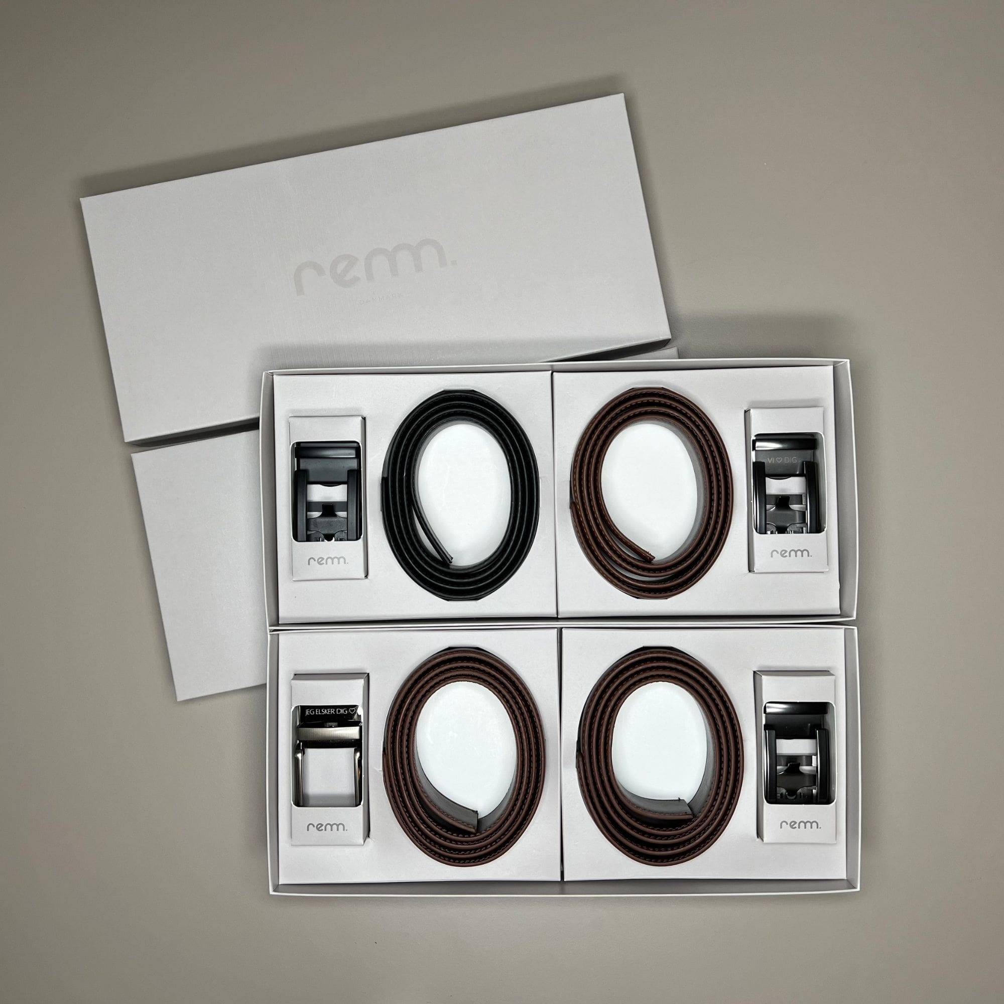 PRESENTSET #3 – 4 x Läderbälte med personlig gravyr