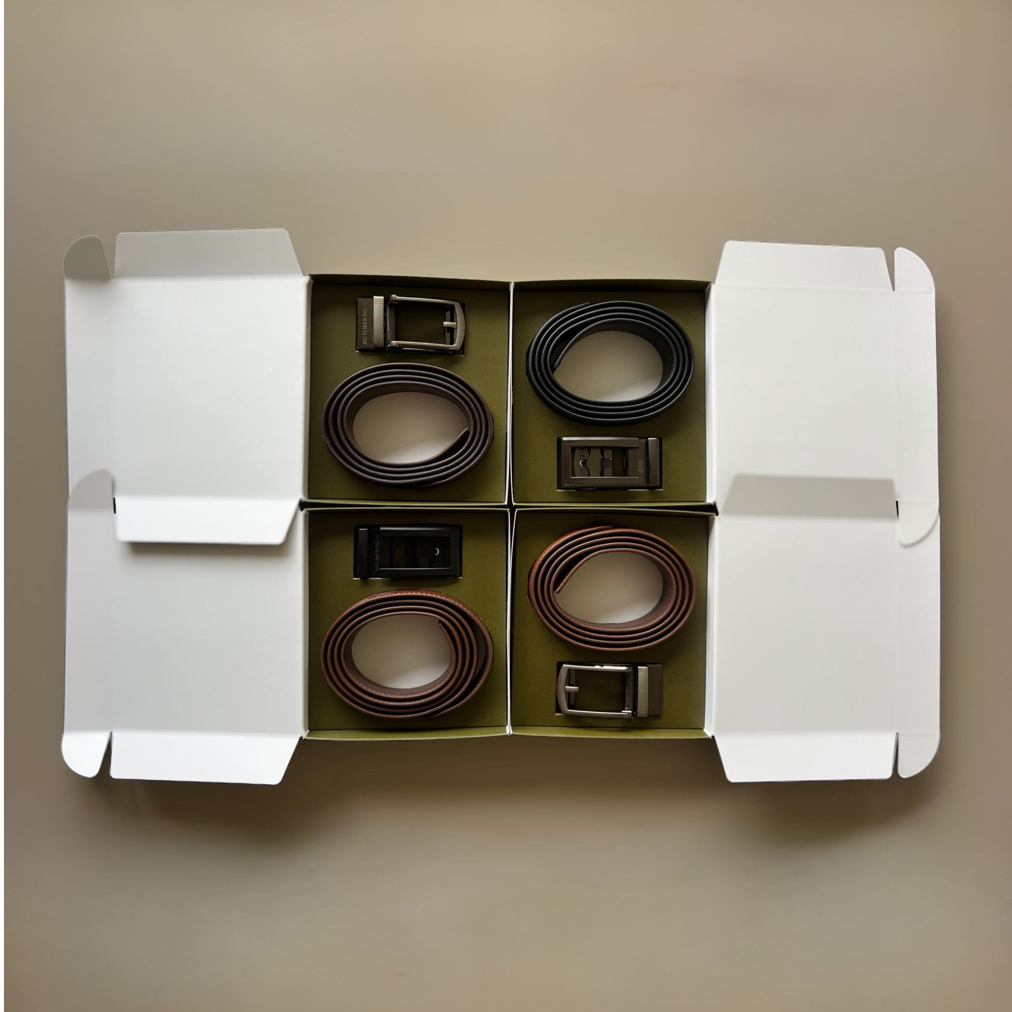 PRESENTSET #3 – 4 x Läderbälte med personlig gravyr