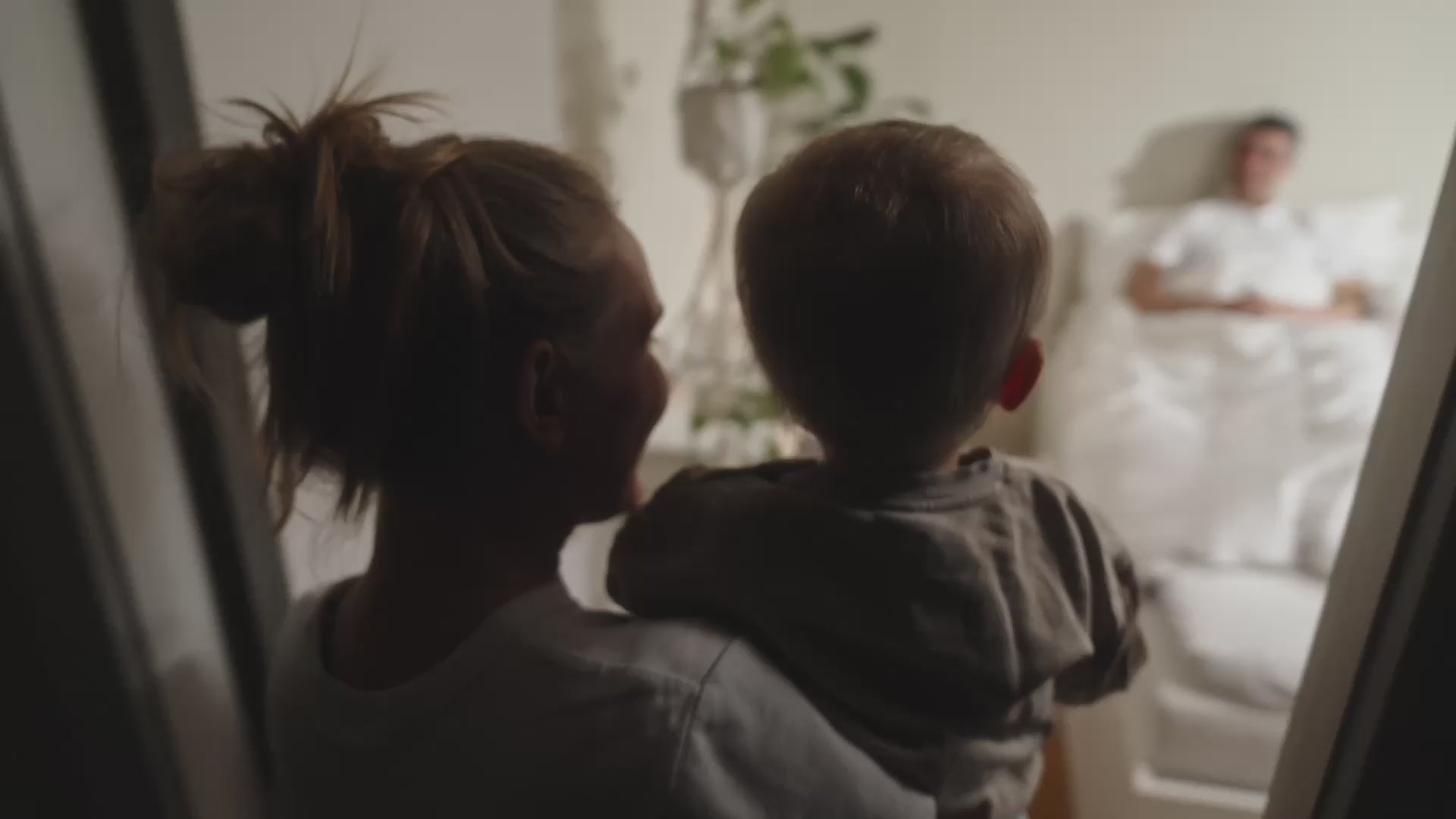 Ladda video: En mand pakker en morgenhave op, der viser sig at være et sort remm. bælte uden huller. Han tager bæltet op og ser på indersiden af spændet, hvor en personlig gravering af en bryllupsdato er skjult. Manden smiler.