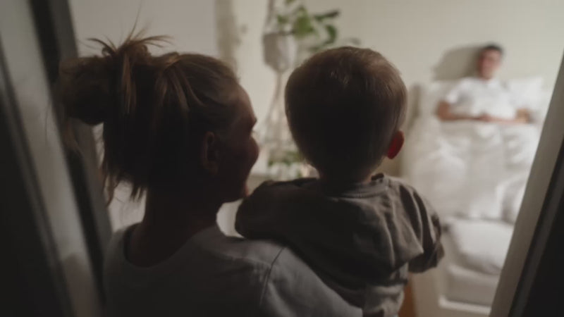 En mand pakker en morgenhave op, der viser sig at være et sort remm. bælte uden huller. Han tager bæltet op og ser på indersiden af spændet, hvor en personlig gravering af en bryllupsdato er skjult. Manden smiler.